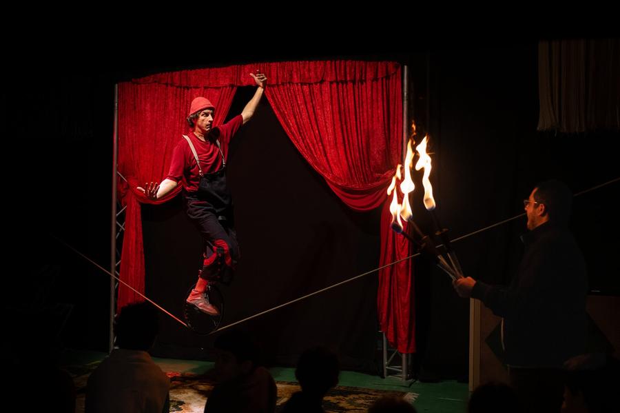 מופע קרקס בשמבוקיה, עין שמר