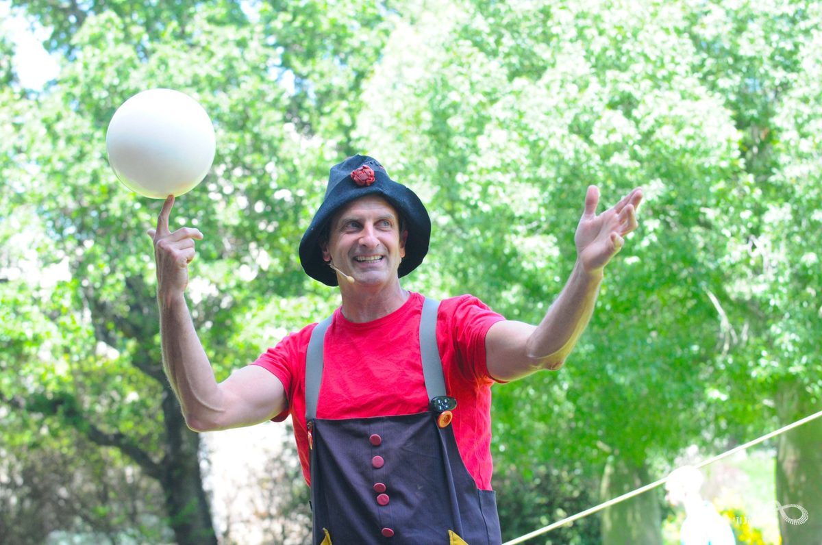 מופע קרקס בחוץ